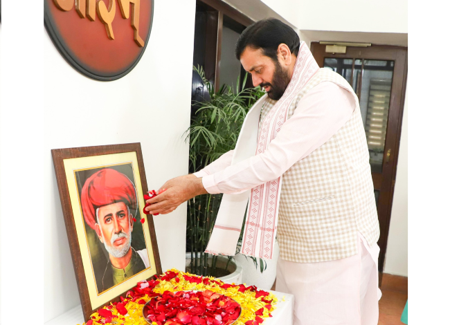 मुख्यमंत्री नायब सिंह सैनी महात्मा ज्योतिबा फूले की जयंती पर पुष्पांजलि अर्पित करते हुए