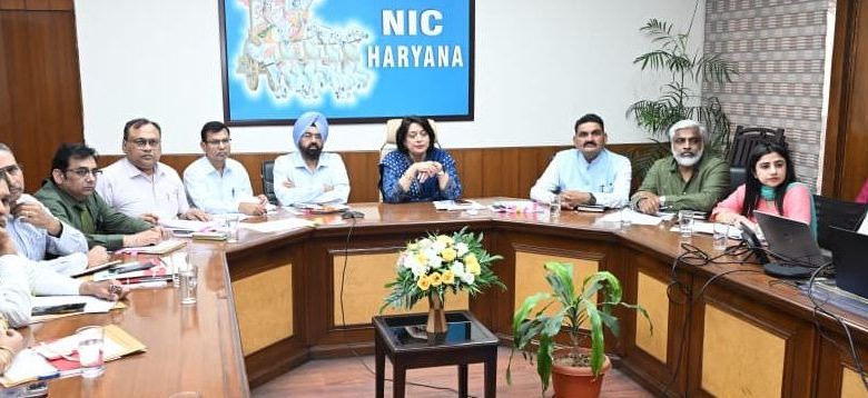 डॉ. सुमिता मिश्रा हरियाणा स्वास्थ्य सुधार योजना की बैठक में स्वास्थ्य अधिकारियों के साथ चर्चा करती हुई।