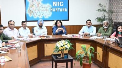 डॉ. सुमिता मिश्रा हरियाणा स्वास्थ्य सुधार योजना की बैठक में स्वास्थ्य अधिकारियों के साथ चर्चा करती हुई।