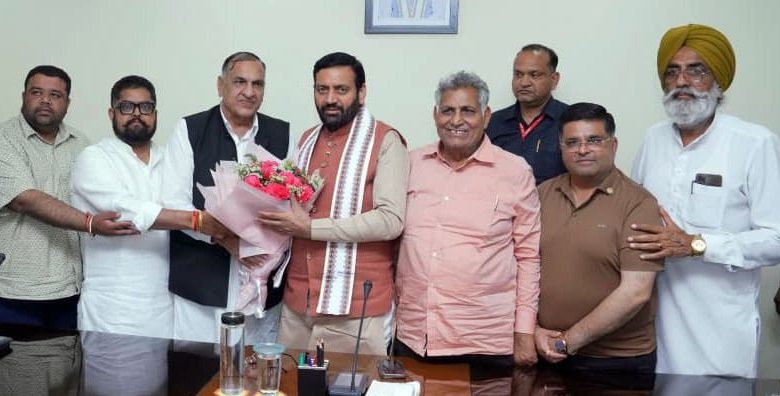 मुख्यमंत्री नायब सिंह सैनी से मुलाकात करती आढ़ती एसोसिएशन, पंजाब आढ़ती हड़ताल के दौरान