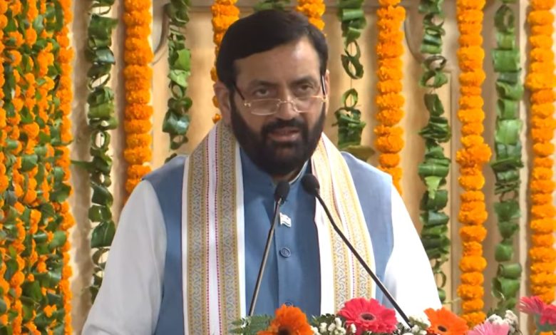 मुख्यमंत्री नायब सिंह सैनी हरियाणा UPSC चयनित युवा सम्मान समारोह में सम्मानित करते हुए