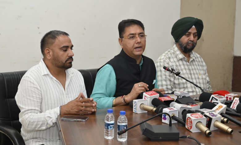 मुख्यमंत्री रोशन पंजाब योजना’ के तहत पंजाब के 13,000 गांवों को सोलर एल.ई.डी लाइटों से किया जाएगा रोशन: अमन अरोड़ा