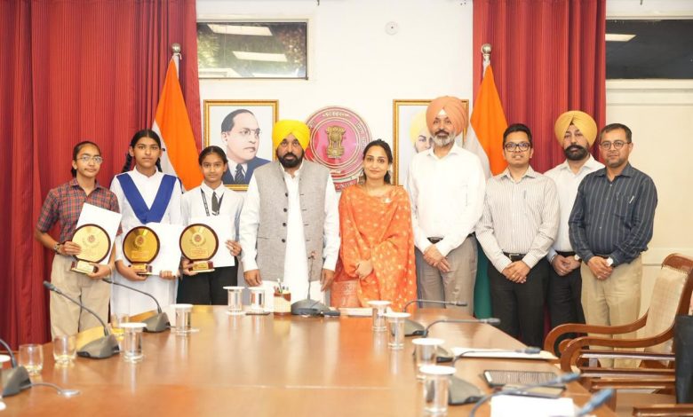 पंजाब की बेटियों ने 'शिक्षा क्रांति' में अग्रणी भूमिका निभाई, पंजाब स्कूल शिक्षा बोर्ड की आठवीं कक्षा के नतीजों में पहले 20 में से 19 स्थान हासिल किए: मुख्यमंत्री भगवंत सिंह मान