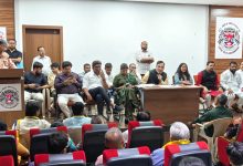 अहमदाबाद के खानपुर में AAP प्रदेश प्रभारी गोपाल राय कार्यकर्ताओं को बूथ मैनेजमेंट ट्रेनिंग देते हुए।