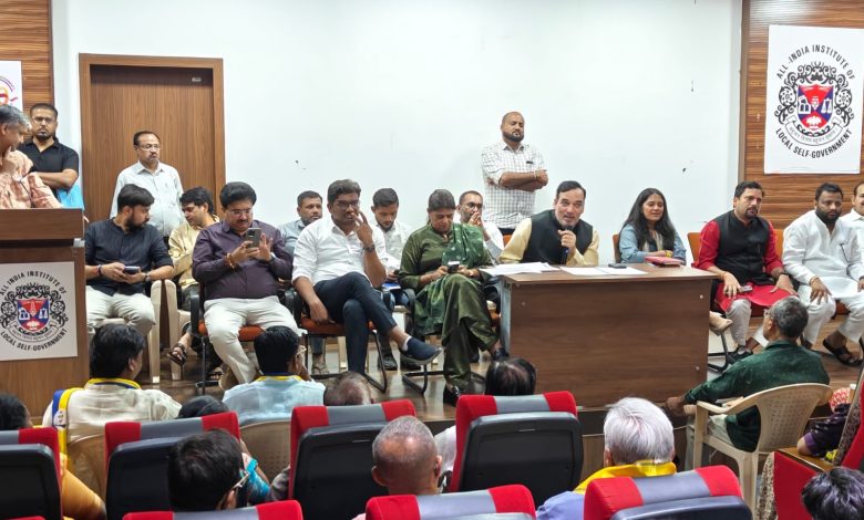 अहमदाबाद के खानपुर में AAP प्रदेश प्रभारी गोपाल राय कार्यकर्ताओं को बूथ मैनेजमेंट ट्रेनिंग देते हुए।