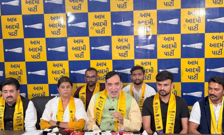AAP अहमदाबाद मैनिफेस्टो जारी कार्यक्रम में गोपाल राय और ज्वेल वसरा का संबोधन