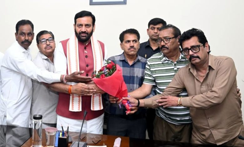 मुख्यमंत्री नायब सिंह सैनी (Nayab Singh Saini) चंडीगढ़ में धानक समाज के प्रतिनिधिमंडल के साथ मुलाकात करते हुए।