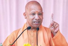 फॉर्मर रजिस्ट्री अनिवार्यता खत्म के बाद यूपी में किसान गेहूं सरकारी क्रय केंद्र पर बेचते हुए