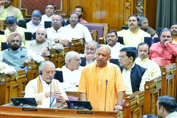 उत्तर प्रदेश विधानमंडल के विशेष सत्र को संबोधित करते हुए मुख्यमंत्री योगी आदित्यनाथ (Yogi Adityanath)।