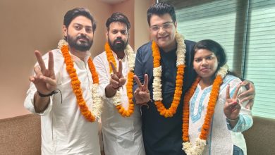 MCD चुनाव में जीत के बाद आम आदमी पार्टी के पार्षद जलज कुमार चौधरी (Jalaj Kumar Chaudhary) साथियों के साथ।