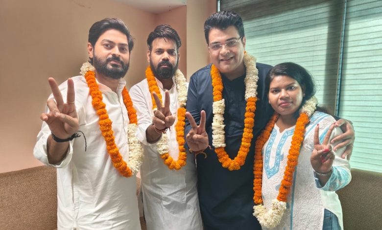 MCD चुनाव में जीत के बाद आम आदमी पार्टी के पार्षद जलज कुमार चौधरी (Jalaj Kumar Chaudhary) साथियों के साथ।