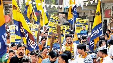 AAP Surat protest में नागरिक और पार्टी कार्यकर्ता ट्रैफिक, महंगाई और ड्रग्स के खिलाफ विरोध प्रदर्शन करते हुए।