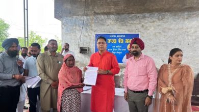 कैबिनेट मंत्री अमन अरोड़ा सूनाम के गांव में बुजुर्ग महिला को प्रॉपर्टी सर्टिफिकेट सौंपते हुए