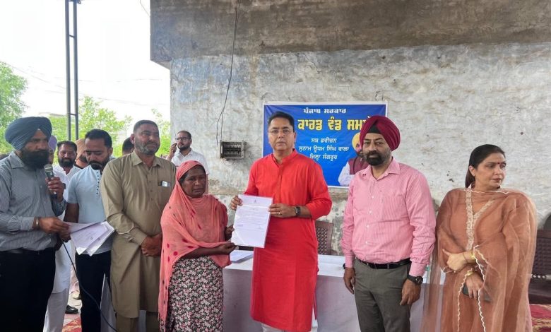 कैबिनेट मंत्री अमन अरोड़ा सूनाम के गांव में बुजुर्ग महिला को प्रॉपर्टी सर्टिफिकेट सौंपते हुए