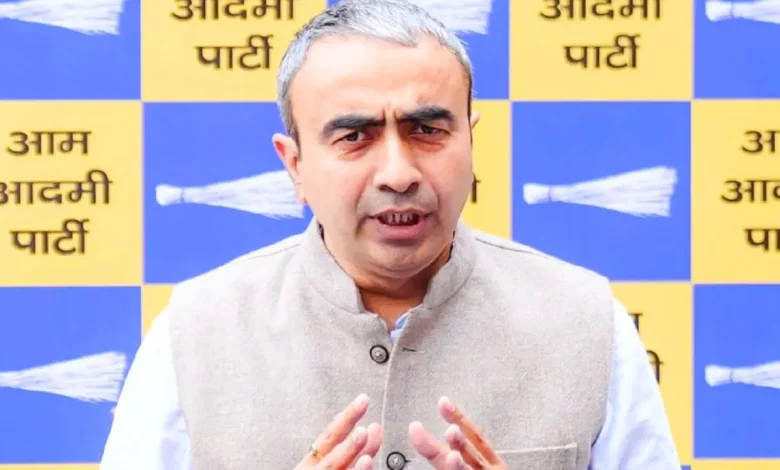 अनुराग ढांडा प्रेस कॉन्फ्रेंस पर बोलते हुए, हर्ष संघवी मामले पर प्रतिक्रिया देते हुए