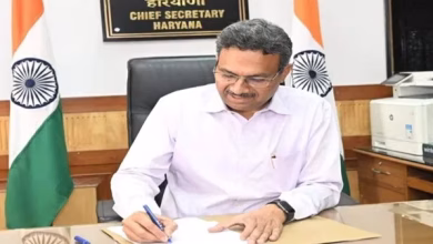 अधिकारियों द्वारा एचपीवी टीकाकरण अभियान की समीक्षा करते हुए किशोरियों के टीकाकरण कार्यक्रम का निरीक्षण