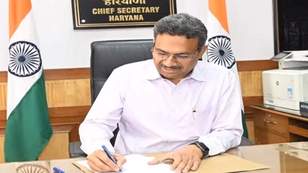 अधिकारियों द्वारा एचपीवी टीकाकरण अभियान की समीक्षा करते हुए किशोरियों के टीकाकरण कार्यक्रम का निरीक्षण