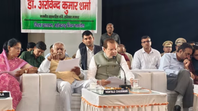 नारनौल में जन परिवेदना समिति की बैठक में सरकारी धन की हेराफेरी मामले पर चर्चा करते डॉ. अरविंद कुमार शर्मा।