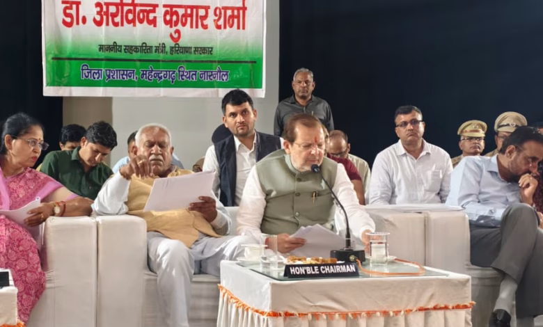 नारनौल में जन परिवेदना समिति की बैठक में सरकारी धन की हेराफेरी मामले पर चर्चा करते डॉ. अरविंद कुमार शर्मा।