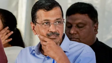 पंजाब में ED की छापेमारी के खिलाफ विरोध प्रदर्शन और अरविंद केजरीवाल की फोटो।