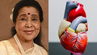 कार्डियक अरेस्ट के लक्षण और बचाव समझाते हुए डॉक्टर मरीज को CPR देते हुए, आपातकालीन स्थिति का दृश्य।
