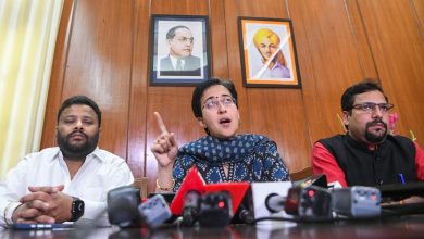 दिल्ली में प्रेस कॉन्फ्रेंस के दौरान भाजपा सरकार के खिलाफ बयान देतीं नेता आतिशी।