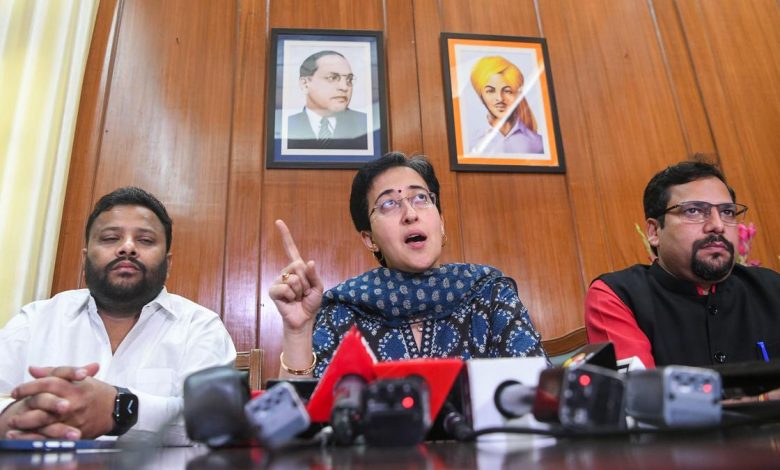 दिल्ली में प्रेस कॉन्फ्रेंस के दौरान भाजपा सरकार के खिलाफ बयान देतीं नेता आतिशी।