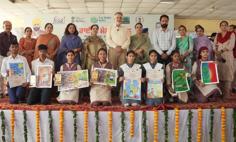 पटियाला में ईट राइट मिलेट मेला-2026 और मोबाइल फूड टेस्टिंग लैब वैन का शुभारंभ करते स्वास्थ्य मंत्री डॉ. बलबीर सिंह।