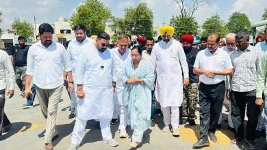 पंजाब की कैबिनेट मंत्री बलजीत कौर मलोट अनाज मंडी में किसानों से बात करते हुए।