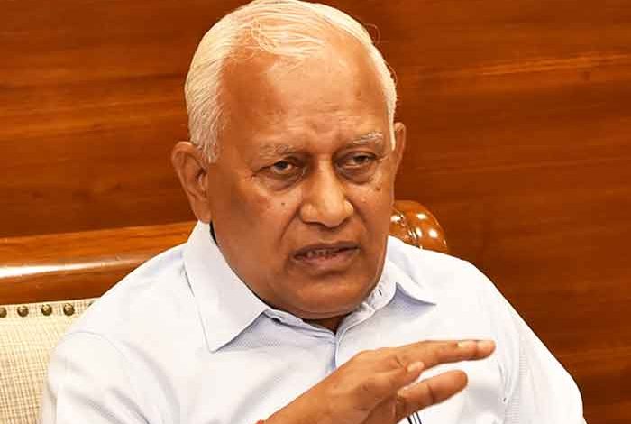 बाढ़ से सुरक्षा के लिए मान सरकार की एडवांस तैयारी के तहत नहरों की सफाई और तटबंधों को मजबूत करते हुए कार्य करते अधिकारी