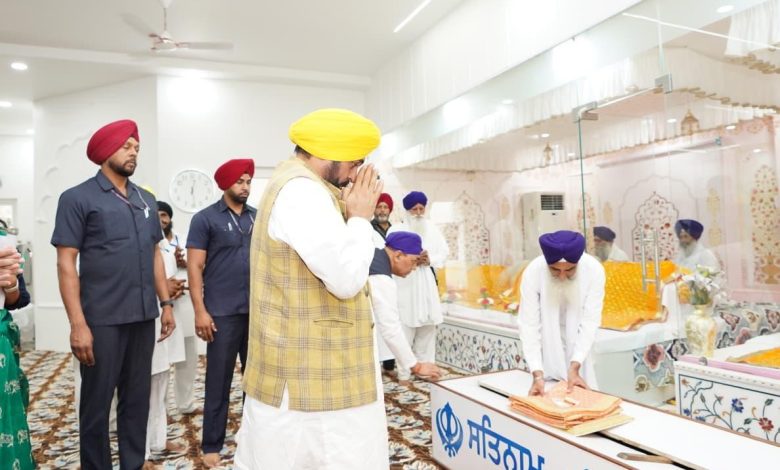 मुख्यमंत्री भगवंत मान गुरुद्वारा भिखोवाल साहिब में माथा टेकते हुए, राज्य में शांति और भाईचारे की प्रार्थना करते हुए