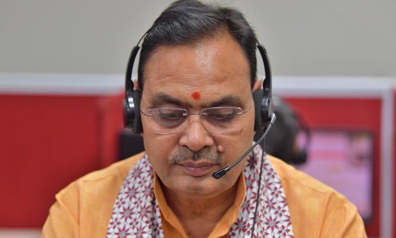 सीएम भजनलाल शर्मा राजस्थान सीएम हेल्पलाइन 181 का निरीक्षण करते हुए नागरिकों से बातचीत करते हुए।