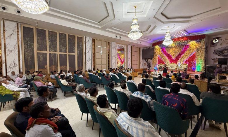 बुराड़ी विधानसभा AAP संगठन बैठक में संजीव झा BLA सदस्यों के साथ संवाद करते हुए संगठनात्मक चर्चा करते नजर आए