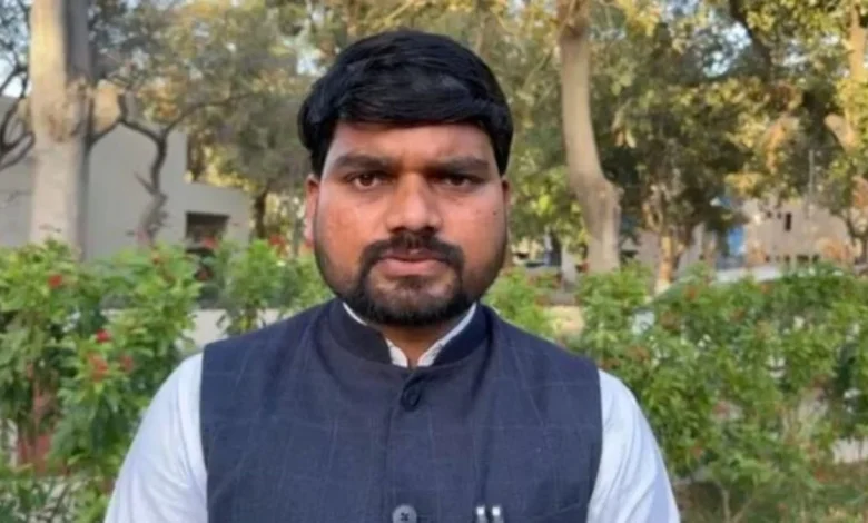 सागबारा बाजार में आम आदमी पार्टी के डोर-टू-डोर अभियान के दौरान विधायक चैतर वसावा का जनसंपर्क।