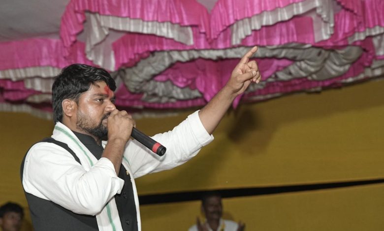 AAP रैली नर्मदा जिला चैतर वसावा गुजरात में गांव सभा को संबोधित करते हुए और बड़ी संख्या में जुटी भीड़