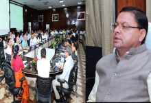 देहरादून में सीएम हेल्पलाइन पर मिली शिकायत की जांच के लिए क्षतिग्रस्त फुटपाथ का निरीक्षण करते मुख्यमंत्री पुष्कर सिंह धामी।