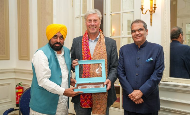 मुख्यमंत्री भगवंत सिंह मान ने हॉलैंड के महान हॉकी खिलाड़ी फ्लोरिस जान बोवेलैंडर से की मुलाकात, पंजाब के खिलाड़ियों को प्रशिक्षण देने का दिया आमंत्रण