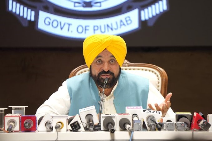 चंडीगढ़ में मीडिया प्रतिनिधियों को संबोधित करते हुए मुख्यमंत्री भगवंत मान का बयान और केंद्र सरकार के खिलाफ विरोध।
