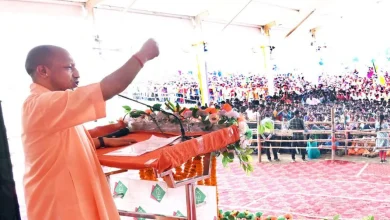 पश्चिम बंगाल चुनाव रैली में गरजते हुए मुख्यमंत्री योगी आदित्यनाथ।