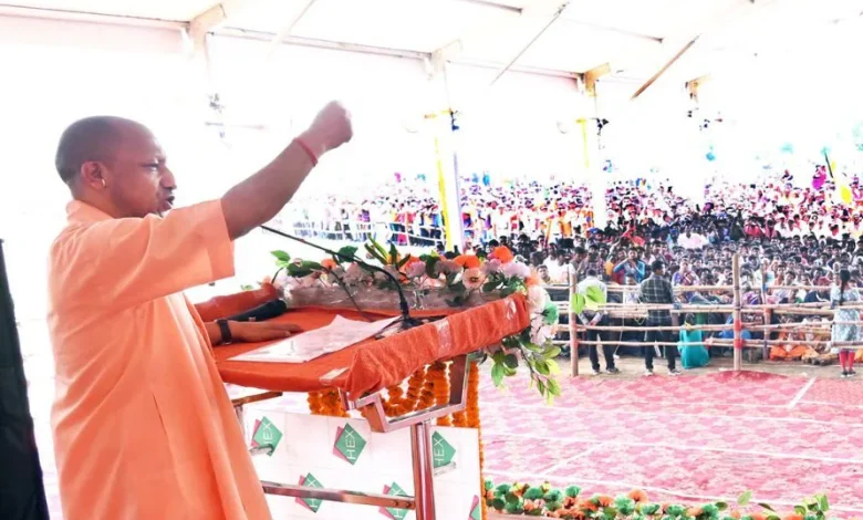 पश्चिम बंगाल चुनाव रैली में गरजते हुए मुख्यमंत्री योगी आदित्यनाथ।