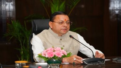 देहरादून के नारी शक्ति वंदन कार्यक्रम में दीप प्रज्वलित कर शुभारंभ करते मुख्यमंत्री पुष्कर सिंह धामी।