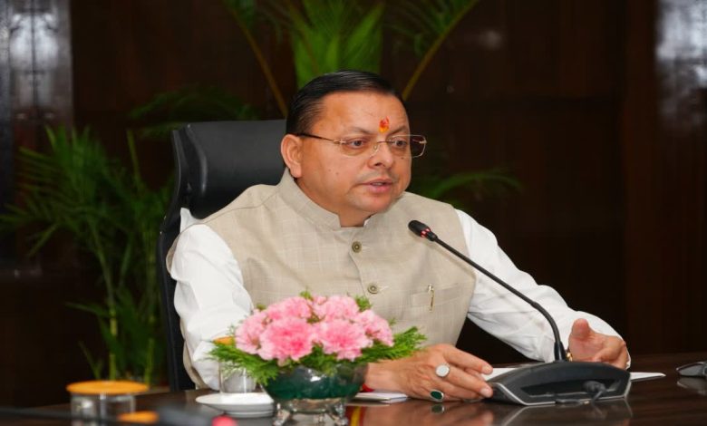 देहरादून के नारी शक्ति वंदन कार्यक्रम में दीप प्रज्वलित कर शुभारंभ करते मुख्यमंत्री पुष्कर सिंह धामी।