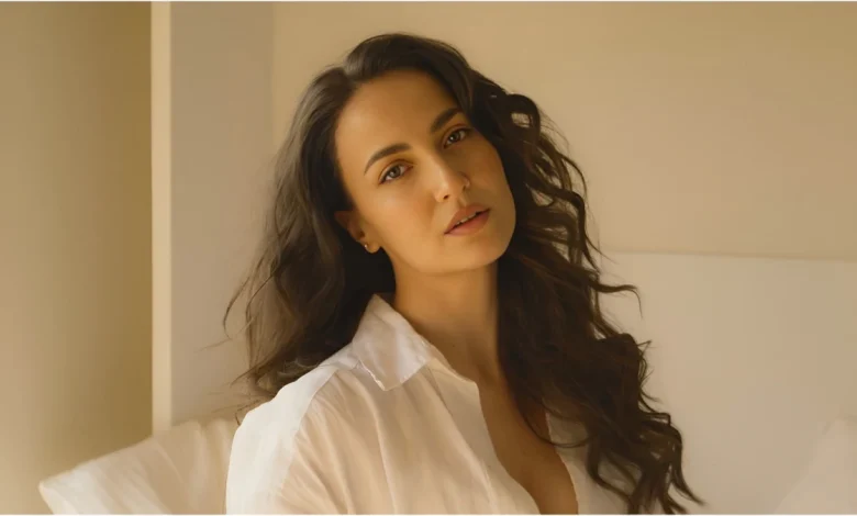 एक्ट्रेस एली अवराम (Elli AvrRam) बॉलीवुड और साउथ इंडस्ट्री पर खुलासा करते हुए।