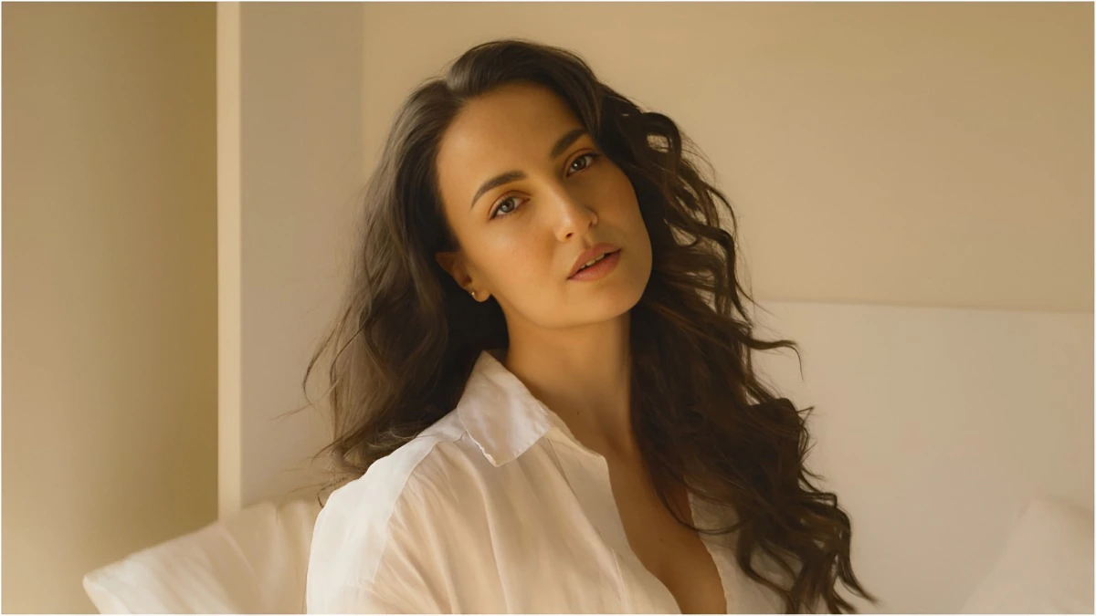 एक्ट्रेस एली अवराम (Elli AvrRam) बॉलीवुड और साउथ इंडस्ट्री पर खुलासा करते हुए।