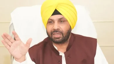 कैबिनेट मंत्री हरभजन सिंह, पंजाब के मोहाली स्थित सड़क निर्माण स्थल का निरीक्षण करते हुए।