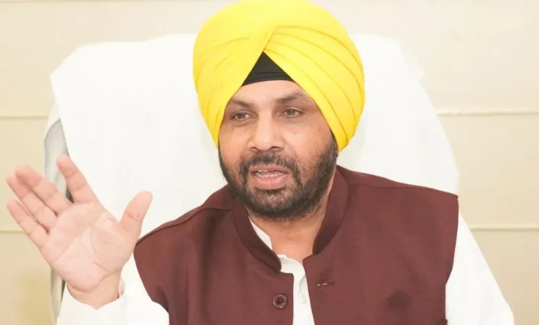 कैबिनेट मंत्री हरभजन सिंह, पंजाब के मोहाली स्थित सड़क निर्माण स्थल का निरीक्षण करते हुए।