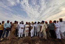 गुरमीत सिंह खुडियां आग प्रभावित गांवों का दौरा करते हुए किसानों से मुलाकात और फसल नुकसान मुआवजा प्रक्रिया की समीक्षा करते हुए