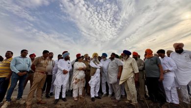 गुरमीत सिंह खुडियां आग प्रभावित गांवों का दौरा करते हुए किसानों से मुलाकात और फसल नुकसान मुआवजा प्रक्रिया की समीक्षा करते हुए