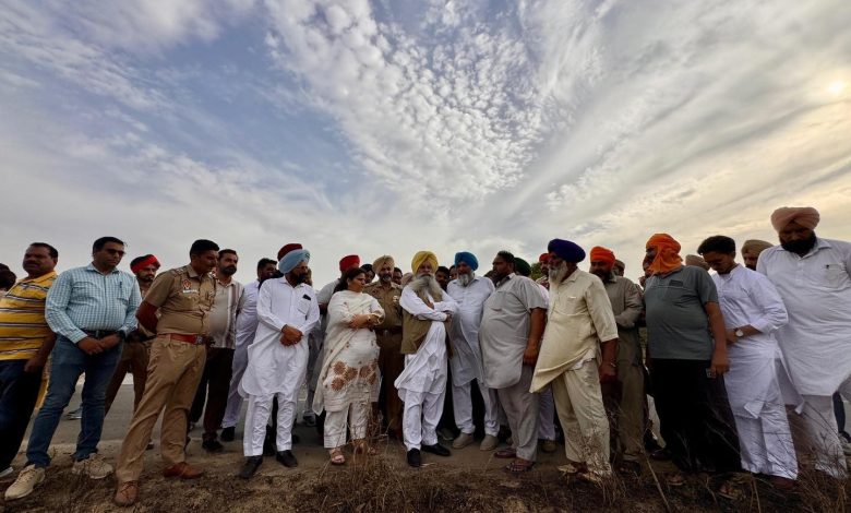गुरमीत सिंह खुडियां आग प्रभावित गांवों का दौरा करते हुए किसानों से मुलाकात और फसल नुकसान मुआवजा प्रक्रिया की समीक्षा करते हुए