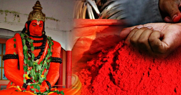 हनुमान जी को चोला चढ़ाने की विधि दिखाते हुए भक्त